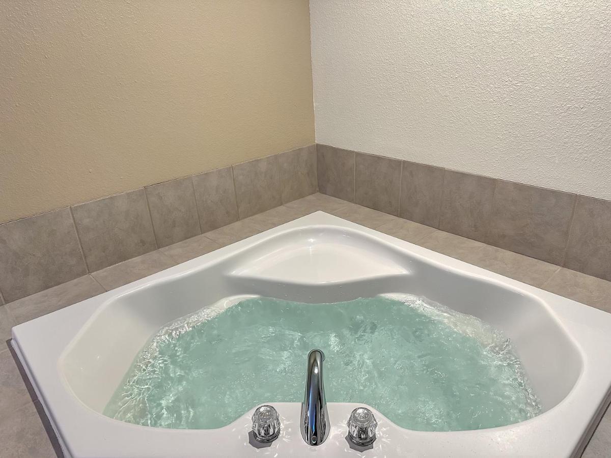 Estherville Hotel & Suites エクステリア 写真