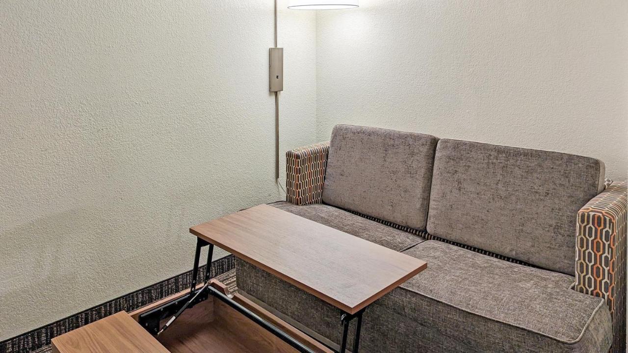 Estherville Hotel & Suites エクステリア 写真